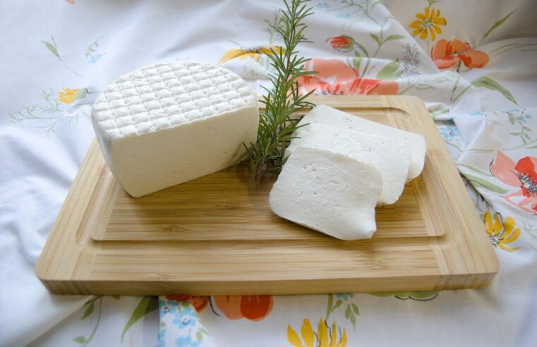 Aprenda a fazer um delicioso petisco de queijo coalho com mel e alecrim
