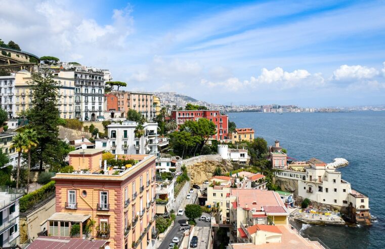 Descubra as belezas históricas e culturais de Nápoles, Itália