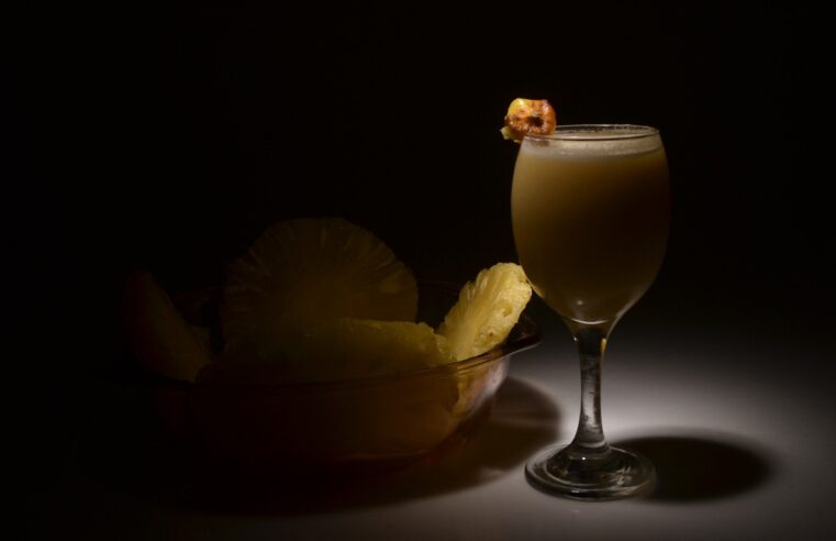 Drink tropical com abacaxi e coco: Aprenda a fazer o delicioso Pina Colada